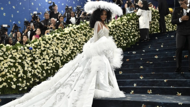 Семеро мужчин несли шлейф платья Дайаны Росс на MET GALA 2025