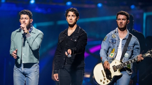 Братья Джонас спасут Рождество в новом фильме и выпустят праздничный альбом Братья Джонас спасут Рождество в новом фильме и выпустят праздничный альбом