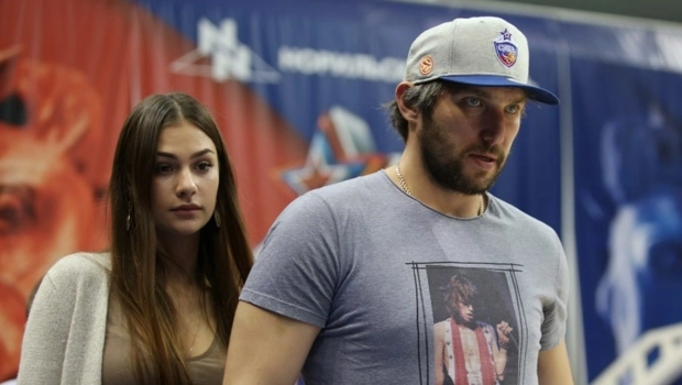 Жена Александра Овечкина восхитила фанатов съемкой в алом платье-комбинации Жена Александра Овечкина восхитила фанатов съемкой в алом платье-комбинации