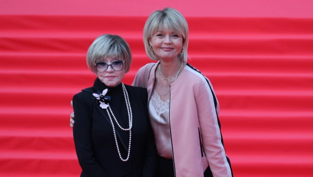 Юлия Меньшова поделилась трогательной историей о последнем подарке Веры Алентовой Юлия Меньшова поделилась трогательной историей о последнем подарке Веры Алентовой