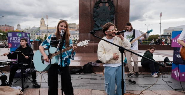MONA и Эльдар Джарахов вышли вместе в свет: звезды устроили уличный концерт