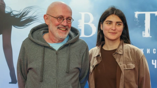 61-летний Александр Гордон впервые за долгое время вышел в свет с 23-летней женой