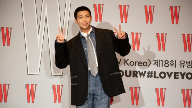 RM из BTS заметил подарок от российских фанатов у офиса HYBE