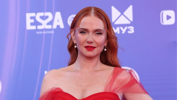 Лена Катина пришла на красную дорожку «Премии МУЗ-ТВ 2026. Движение» без Юлии Волковой