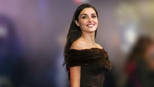 Турецкая актриса Ханде Эрчел поразила смелым нарядом на премии: золото и сетка