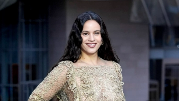 Розалия точит шпагу на «национального сердцееда» в клипе «La Perla» Розалия точит шпагу на «национального сердцееда» в клипе «La Perla»