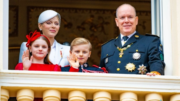 Альбер II и его супруга Шарлен вместе с детьми зажгли огни на рождественской елке в Монако