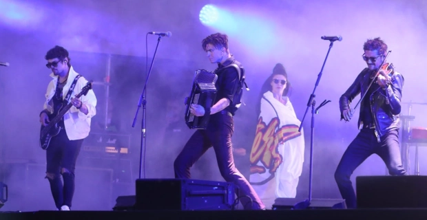 The Hatters организовали бракосочетание поклонников во время новогоднего концерта