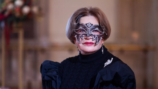 85-летняя Людмила Максакова показательно скрыла лицо на светской премьере