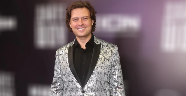 Прохор Шаляпин показал новую квартиру: сталинка, розовая гардеробная, желтая спальня Прохор Шаляпин показал новую квартиру: сталинка, розовая гардеробная, желтая спальня