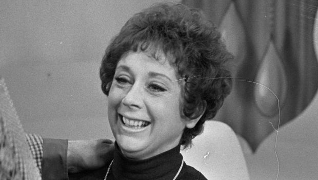 Скончалась певица и звезда сериала «Улица коронации» Шейла Бернетт Скончалась певица и звезда сериала «Улица коронации» Шейла Бернетт