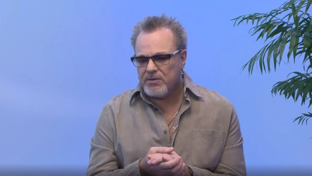 Владимир Пресняков-младший раскроет эксклюзивные подробности своих суперхитов в проекте «Хит Сториз» на МУЗ-ТВ