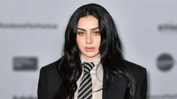 Charli XCX выпустила клип «Residue» в поддержку псевдодокументального фильма «Момент»