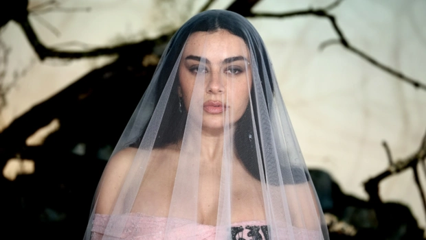 Charli XCX намекнула на дуэтную песню на предстоящем альбоме: «Вы не сможете угадать»