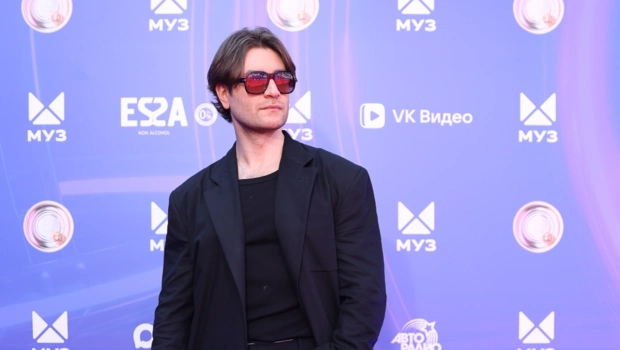 DAVA подарил цветы Мари Краймбрери на «Премии МУЗ-ТВ 2026. Движение» DAVA подарил цветы Мари Краймбрери на «Премии МУЗ-ТВ 2026. Движение»
