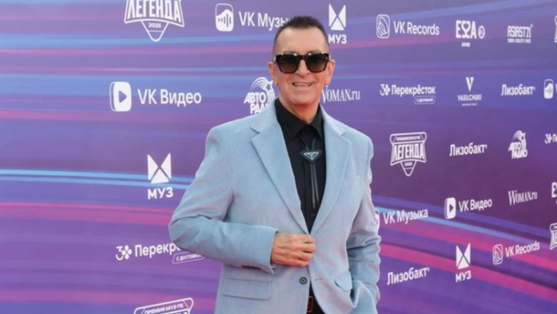 Александр Буйнов впервые за долгое время вышел в свет — артист посетил Премию МУЗ-ТВ 2025. Легенда