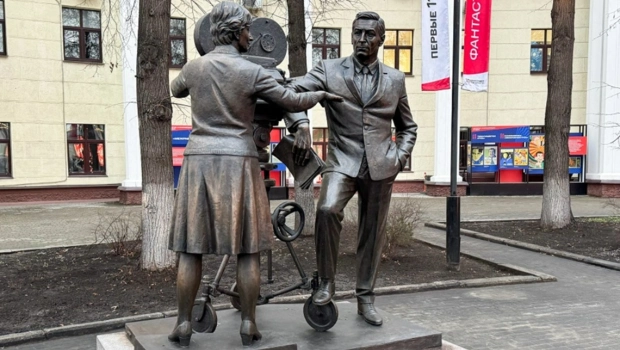 В Москве открыли памятник в честь создателей сериала «Семнадцать мгновений весны» В Москве открыли памятник в честь создателей сериала «Семнадцать мгновений весны»