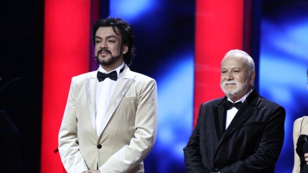 Филипп Киркоров трогательно почтил память родителей на большом концерте Филипп Киркоров трогательно почтил память родителей на большом концерте