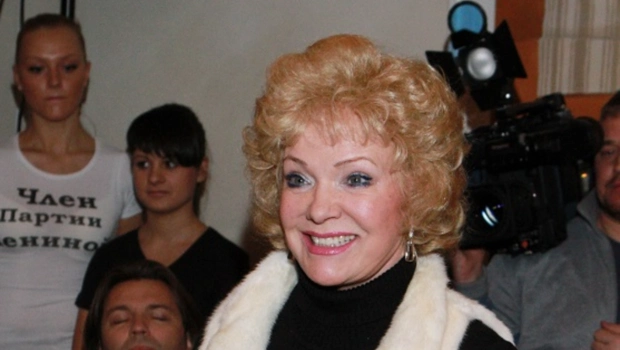 82-летняя Шаврина вышла в свет с молодым мужем