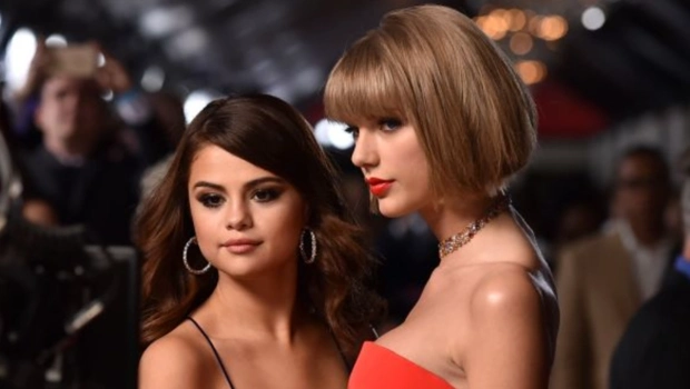 Тейлор Свифт посетила футбольный матч возлюбленного в компании Селены Гомес