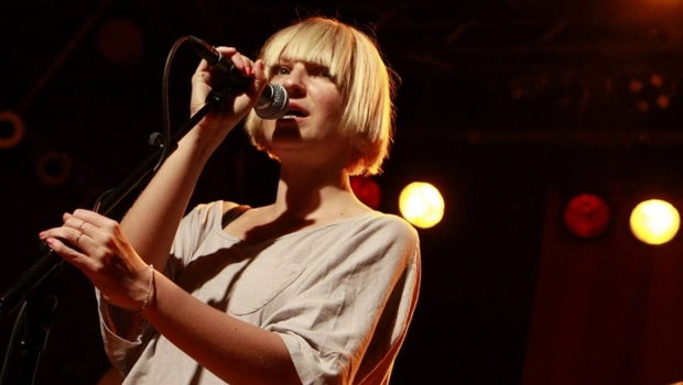 Sia отстояла в суде право воспитывать годовалого сына без участия безработного бывшего мужа Sia отстояла в суде право воспитывать годовалого сына без участия безработного бывшего мужа