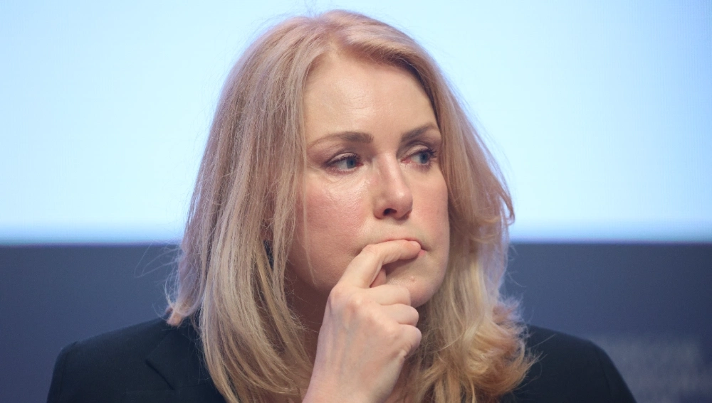 Жыныстық қатынас мені бірінші рет попкаға түсірді Жасмин Джеймс анал