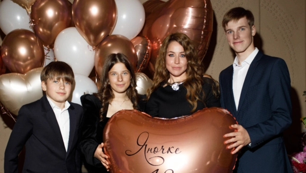 Юлия Барановская отметила совершеннолетие дочери Яны