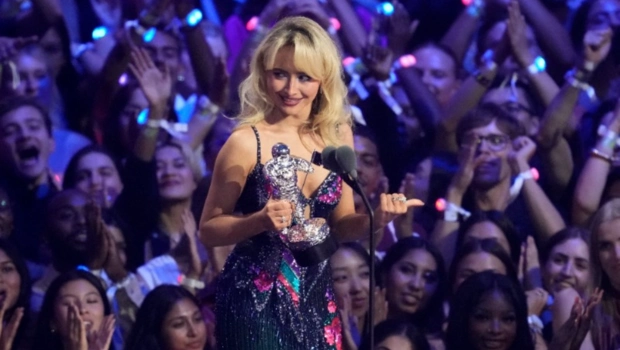 Сабрина Карпентер упала на кактус во время работы над клипом Сабрина Карпентер упала на кактус во время работы над клипом