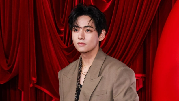 Ви провел прямой эфир с ARMY и объявил о переезде в новый дом Ви провел прямой эфир с ARMY и объявил о переезде в новый дом