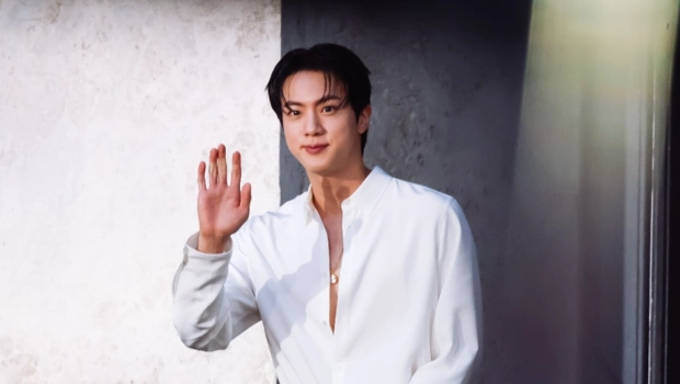 50-летнюю японку обвинили в «принудительном» поцелуе с Джином из BTS 50-летнюю японку обвинили в «принудительном» поцелуе с Джином из BTS