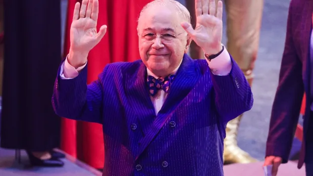 80-летний Евгений Петросян умилил поклонников трогательным кадром с дочерью 80-летний Евгений Петросян умилил поклонников трогательным кадром с дочерью