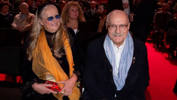 Супруга Никиты Михалкова показала редкие фотографии с семьей