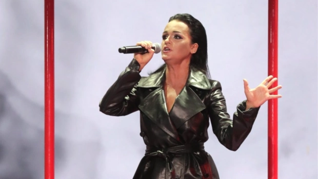 Певица Слава застряла в платье из-за молнии