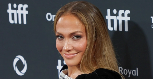 Дженнифер Лопес в откровенном платье после развода впервые вышла в свет