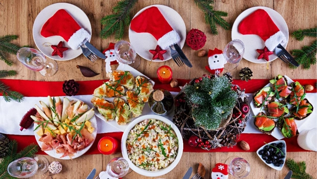 Как накрыть красивый новогодний стол, если посуда «как есть»