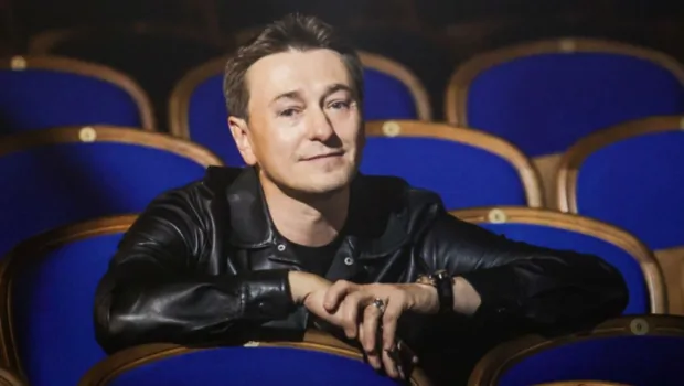 Сергей Безруков повторил знаменитую сцену из «Бригады» спустя 24 года Сергей Безруков повторил знаменитую сцену из «Бригады» спустя 24 года