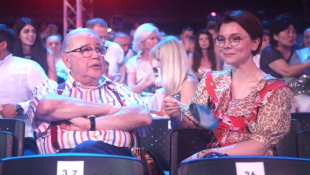 Брухунова впечатлила фигурой в купальнике: «Как после 2 деток остаться в такой форме?»