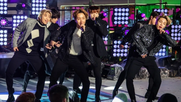 Солист BTS повредил ногу перед концертом «THE COMEBACK LIVE | ARIRANG»