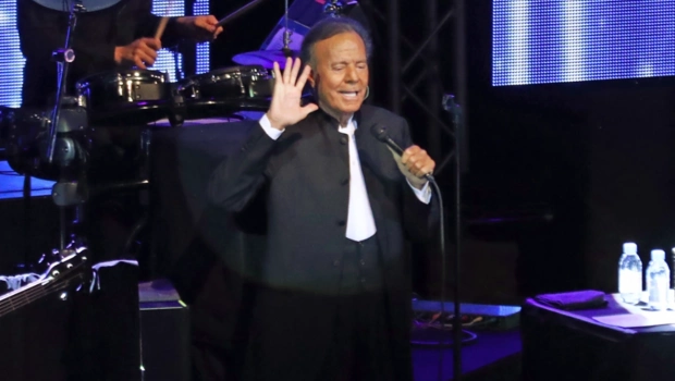 Хулио Иглесиас ответил на обвинения в насилии: певец заявил о своей невиновности