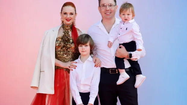 Лена Катина поделилась редкой фотосессией с мужем и двумя сыновьями Лена Катина поделилась редкой фотосессией с мужем и двумя сыновьями