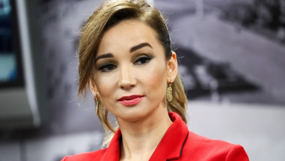 Писка бетін төмен қаратып отырады Секс жаңа видео және кина