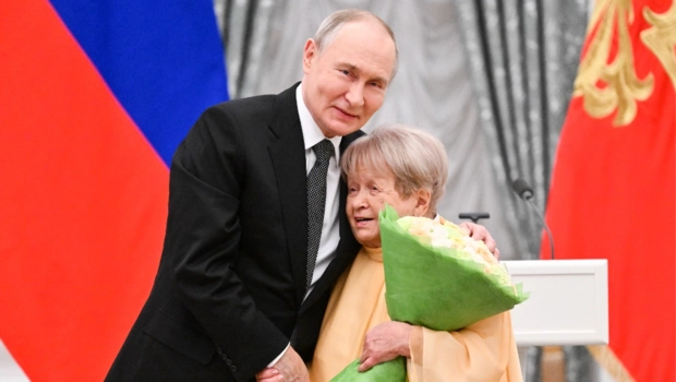 Владимир Путин трогательно поздравил Александру Пахмутову