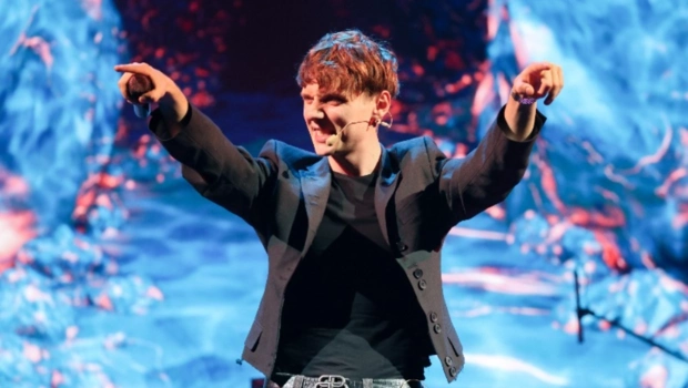 Ваня Дмитриенко спел для прохожих на улице песню о зиме Ваня Дмитриенко спел для прохожих на улице песню о зиме