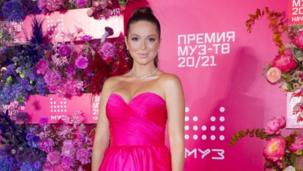 ЭКСКЛЮЗИВ МУЗ-ТВ: Певица Нюша решила снова сесть за парту и рассказала о своей школьной любви