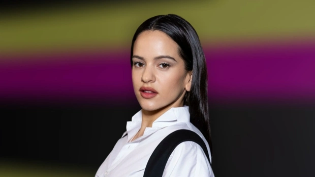 Розалия выпустила третий клип в поддержку альбома «LUX» — с левитацией и сгоревшей иномаркой