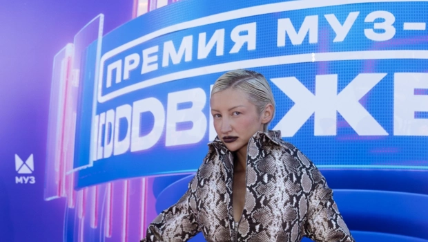 MARGO появилась на Премии МУЗ-ТВ в гнезде: ее несли четверо мужчин