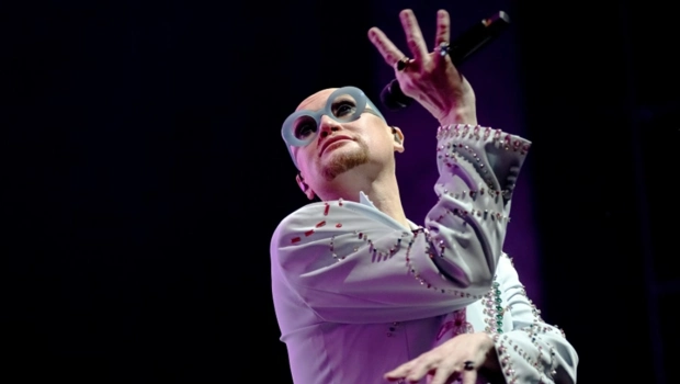 Певец Шура объяснил, почему пользуется кнопочным «бабкофоном»