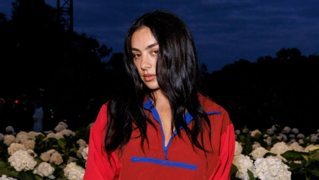 Charli XCX объяснила смену жанра в новом альбоме и значение строчки про «опустевший танцпол» Charli XCX объяснила смену жанра в новом альбоме и значение строчки про «опустевший танцпол»