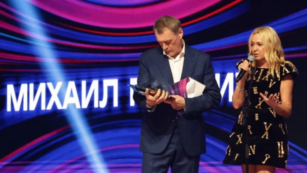 Яна Рудковская поздравила Михаила Гуцериева со званием «Легендарного поэта»