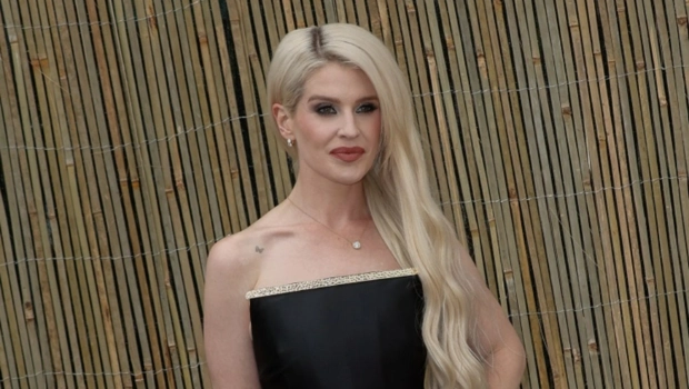 Келли Осборн с сыном и редко появляющимся на публике братом Луисом посетили матч в память об отце